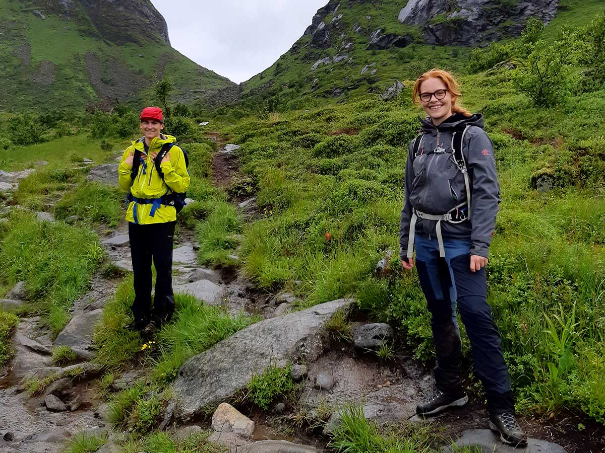 Hennie Engedal Lindøe og Eirik Sønstevold er masterstudenter i naturbasert reiseliv ved NMBU og har valgt å skrive masteroppgave om turisme og avfallshåndtering i Lofotodden nasjonalpark. Foto: Rose Keller, NINA  