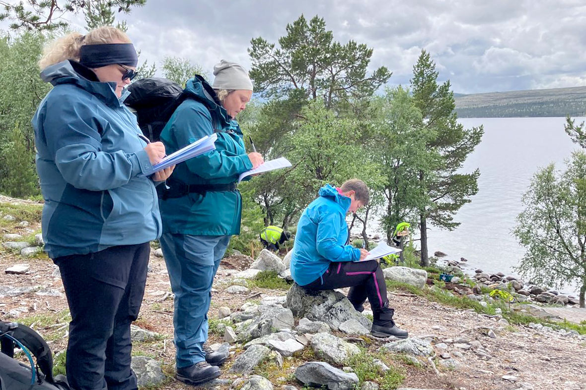 Lyttestopp: turdeltakerne besvarte de same spørsmålene om kvaliteten på naturen og lyder for hver kilometer av turen. Foto: Rose Keller/NINA