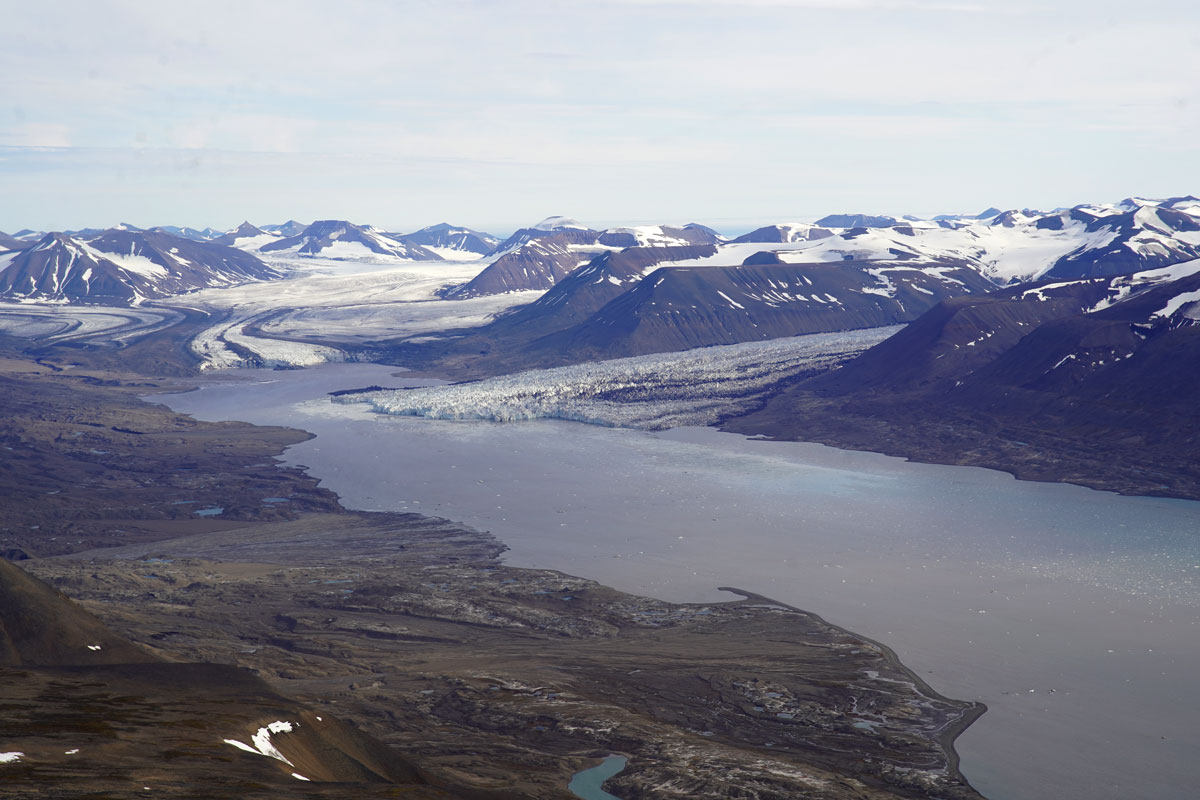 Rindersbukta med Paulabreen i bakgrunnen og Scheelebreen som surges til venstre. Legg merke til morenene langs stranda ved Rindersbuka. Foto: Ove Haugen 2023.