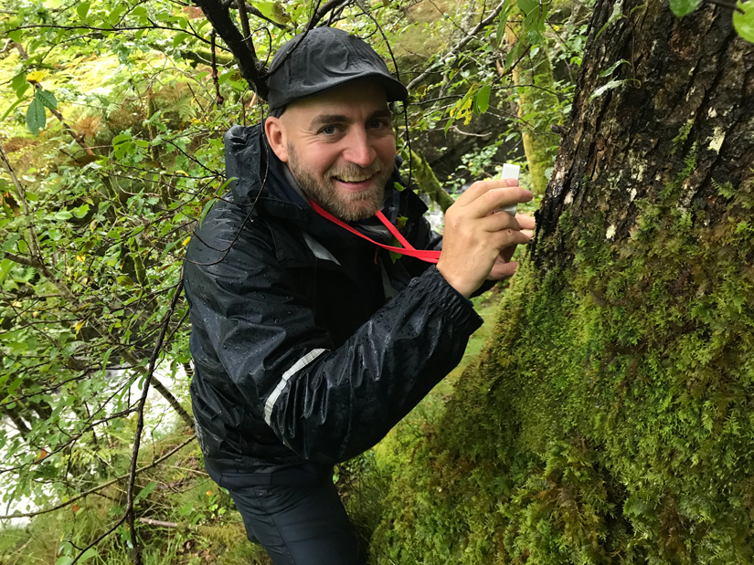 På pinner og bark finner forskerne mye spennede. Entusiasmen er stor når Mathias Andreasen (bildet) og forskerkollega Björn Nordén finner noe uventet i felt. Foto: Deane Redr.