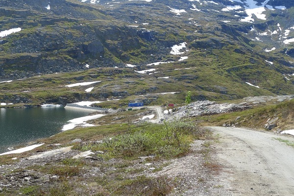 Dam Tovatna og med steinbruddet like til høyre for selve dammen. Foto: TrønderEnergi