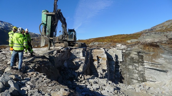 Steinbruddet er i drift og det tas ut steinblokker til forsterking av dammen for å oppfylle de nye sikkerhetskravene fra NVE. Foto: Dagmar Hagen, NINA