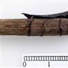 Eksepsjonelt godt bevarte piler fra bronsealderen har smeltet ut av Løpesfonna i Oppdal. Disse har intakt surring og spisser lagd av skjell. Foto: Åge Hojem, NTNU Vitenskapsmuseet