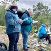 Lyttestopp: turdeltakerne besvarte de same spørsmålene om kvaliteten på naturen og lyder for hver kilometer av turen. Foto: Rose Keller/NINA