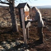 En besøkende i Rondane svarer på brukerundersøkelse. Foto: Vegard Gundersen / NINA.