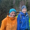 Flostranda har verdifull natur. Karianne Thøger Haaverstad (Multiconsult), Astrid Skrindo (NINA) og Ann Kristin Nes (Vestland fylkeskommune) på befaring på strekningen. Foto: Multiconsult.